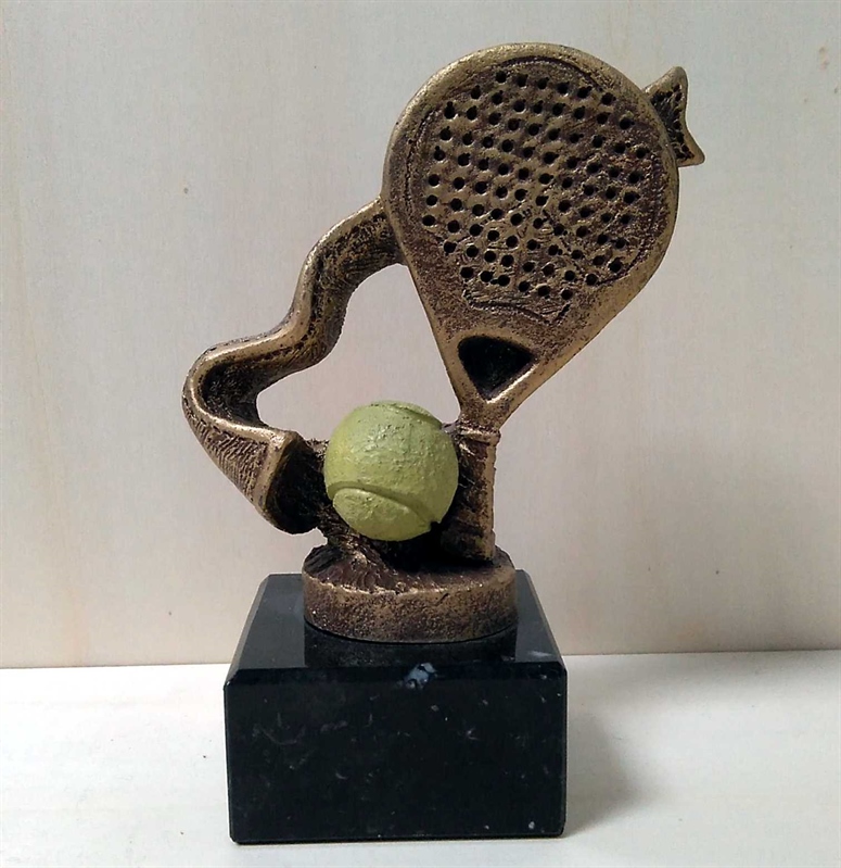 T20264-2 / FIGURA  DEPORTIVA-PADEL