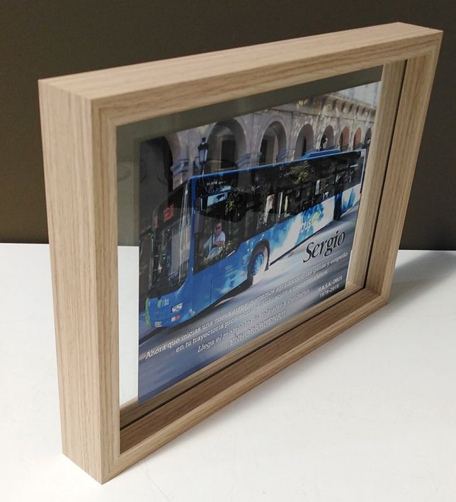 C0052 / PLACA METAL EN CRISTAL Y MARCO MADERA